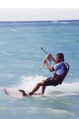 Maui 1998, Don Montague, designer at Naish Sails, discovers kitesurfing. Soon, he will design the Naish Kites.jpg