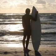 Surferis saulei leidziantis